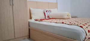 Postel nebo postele na pokoji v ubytování Guest House Pinarak 2 Syariah near GOR Satria Purwokerto Mitra RedDoorz