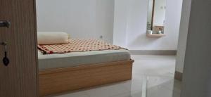 Postel nebo postele na pokoji v ubytování Guest House Pinarak 2 Syariah near GOR Satria Purwokerto Mitra RedDoorz