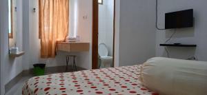 Postel nebo postele na pokoji v ubytování Guest House Pinarak 2 Syariah near GOR Satria Purwokerto Mitra RedDoorz