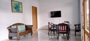 TV a/nebo společenská místnost v ubytování Guest House Pinarak 2 Syariah near GOR Satria Purwokerto Mitra RedDoorz