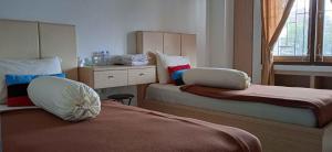 Postel nebo postele na pokoji v ubytování Guest House Pinarak 2 Syariah near GOR Satria Purwokerto Mitra RedDoorz