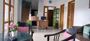 Kuchyň nebo kuchyňský kout v ubytování Guest House Pinarak 2 Syariah near GOR Satria Purwokerto Mitra RedDoorz
