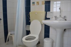 een badkamer met een toilet en een wastafel bij Villas Georgy in Parikia