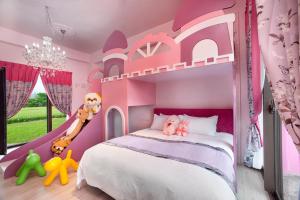 Habitación de color rosa con cama y castillo en Fairy Story Village Farm B&B, en Dongshan