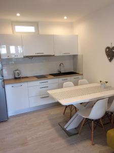 Kuchyň nebo kuchyňský kout v ubytování Apartment in Podgora with sea view, terrace, air conditioning, WiFi 4492-1