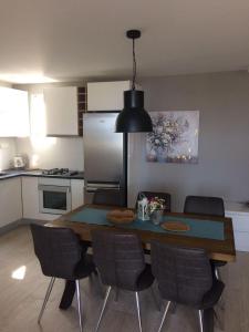 Kuchyňa alebo kuchynka v ubytovaní Ferienwohnung in Podgora mit Meerblick, Terrasse, Klimaanlage, W-LAN 4492-3