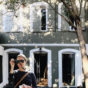 une femme prenant une photo d'une maison avec une caméra dans l'établissement Superbe maison avec patio - Famille - Entreprise, à Toulouse