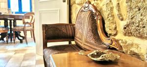 Χώρος καθιστικού στο Stylish apartment with private parking by the marina