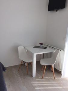 Televízia a/alebo spoločenská miestnosť v ubytovaní Studio apartment in Podgora with sea view, balcony, air conditioning, WiFi 4492-4