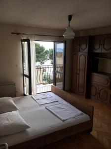Postel nebo postele na pokoji v ubytování Apartment in Podgora with sea view, terrace, WiFi 4492-5