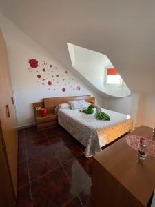 Un dormitorio con una cama con flores en la pared. en Apartamento Beatriz, en Cuenca