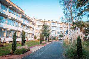 维森豪瑟斯坦德Strandhotel an der Ostsee的建筑物前的空荡街道