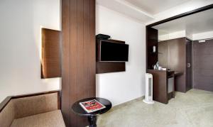 TV a/nebo společenská místnost v ubytování Hotel Raya Inn