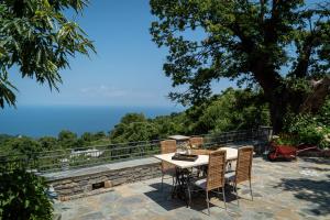 stół i krzesła na patio z widokiem w obiekcie Helene Eco Luxury Villa w mieście Tsagarada +37 zdjęć