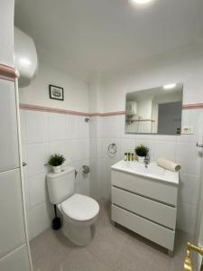 Ένα μπάνιο στο Beach Apartment 8 by SunHousesCanarias