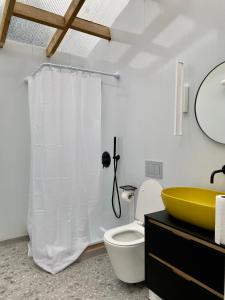 モルスコエにあるЛодж Ecolodge Zenのバスルーム(白いシャワーカーテン、黄色のシンク付)