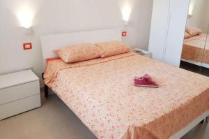 een slaapkamer met een bed met een rode tas erop bij Trilo Torre dell Orso 5 posti Pt33 in Torre dell'Orso