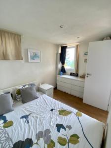 a bedroom with a bed and a window at casa sol y sombra in Cademario