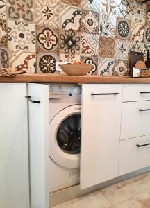 Η κουζίνα ή μικρή κουζίνα στο Уютные апартаменты в самом центре АРКАДИИ! +22 φωτογραφίες