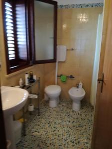 bagno con 2 servizi igienici e lavandino di Casetta Rosina a Scopello