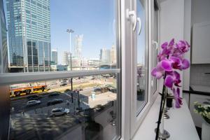 a window with a view of a city street at Alton Aleje Apartment 3 in Warsaw