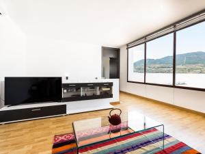 Televízia a/alebo spoločenská miestnosť v ubytovaní Casa finca los limones