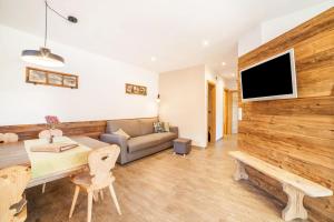 TV a/nebo společenská místnost v ubytování Chalet Ebnerhof