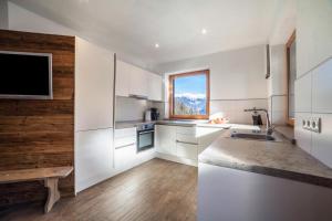 Kuchyň nebo kuchyňský kout v ubytování Chalet Ebnerhof