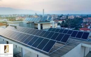 un groupe de panneaux solaires sur le toit d'un bâtiment dans l'établissement Kleopatra Inn, à Messini