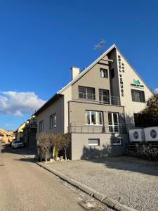 ミクロフにあるMikulov - Inn - hotel s vinným sklepem Venušeの通路側の建物