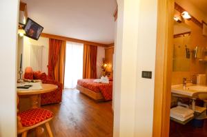 TV a/nebo společenská místnost v ubytování Hotel Stella Alpina