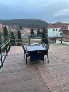 - une table et des chaises au-dessus d'une terrasse en bois dans l'établissement Mikulov Inn - Apartments Slunce, à Mikulov