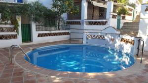 basen przed budynkiem z domem w obiekcie Semi-detached Adosado con Encanto -130 m2 - WiFi 600 Mb - Piscina Comunitaria - Patio Privado w mieście Torremolinos