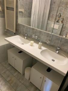 La salle de bains est pourvue de 2 lavabos et d'un miroir. dans l'établissement Genève, plein centre,belle vue Lac, splendide et grand appartement, à Genève