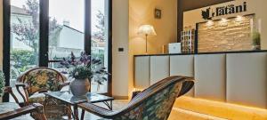 una stanza con sedie e un tavolo con un vaso di Hotel Villa Platani a Riccione