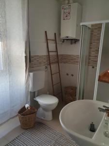 La salle de bains est pourvue de toilettes, d'un lavabo et d'une baignoire. dans l'établissement CASA DEI PESCATORI, à Sanremo
