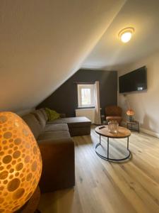 ein Wohnzimmer mit einem Sofa und einem Tisch in der Unterkunft Villa Burgau B&B in Monschau