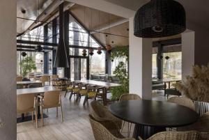 Reštaurácia alebo iné gastronomické zariadenie v ubytovaní Hotel Selena Family Resort
