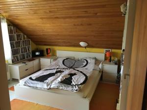 Łóżko w pokoju z drewnianym sufitem w obiekcie Aktiv pihenés apartman w mieście Révfülöp