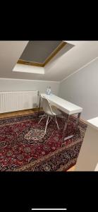 a white desk and a chair on a rug in a room at Barcelona . CHILLINGHOUSE # 10, 3 Min. von ICE, NETFLIX, Garten in Siegburg