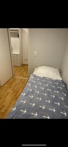 a bedroom with a bed with a blue comforter at Barcelona . CHILLINGHOUSE # 10, 3 Min. von ICE, NETFLIX, Garten in Siegburg