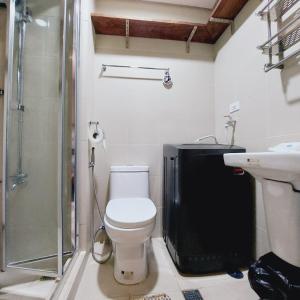 Een badkamer bij One Bedroom Condo Unit Fame Residences