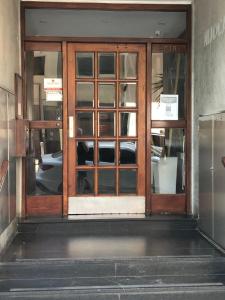 una entrada a un edificio con una puerta de cristal en Departamento 1 ambiente Excelente ubicación en Mar del Plata en Mar del Plata