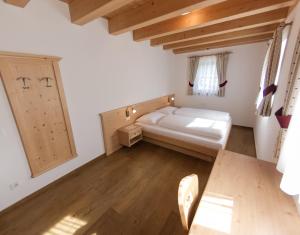 sypialnia z łóżkiem i drewnianą podłogą w obiekcie Panzenbachhof w mieście Niederolang