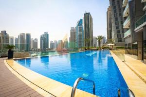 Bazén v ubytování Luton Vacation Homes-Damac Heights Tower- Dubai Marina-21AB03 nebo v jeho okolí