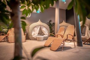 a group of chairs and a fireplace in a room at Ferien- und Freizeitpark Weissenhäuser Strand in Weissenhäuser Strand