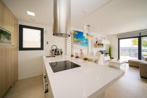 eine Küche und ein Wohnzimmer mit einer weißen Arbeitsplatte in der Unterkunft Villa Serena in San Juan de los Terreros