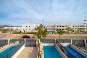 Blick auf einen Parkplatz mit Pool in der Unterkunft Villa Serena in San Juan de los Terreros