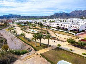 eine Stadt mit weißen Gebäuden und Palmen in der Unterkunft Villa Serena in San Juan de los Terreros