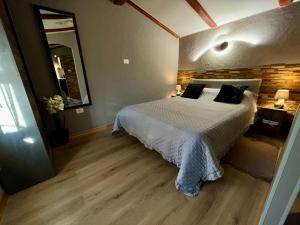um quarto com uma cama e uma parede de tijolos em Apartment Eos em Strunjan